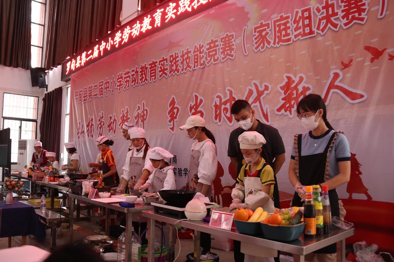 烹饪与营养比赛现场学生和家长们正在进行厨艺比拼