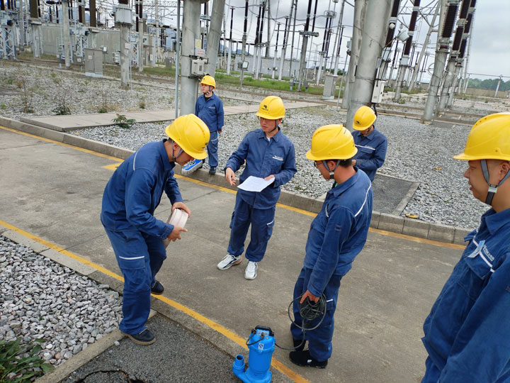 演練中，工作人員通過水泵排水作業清除站內積水。安鑫鑫攝