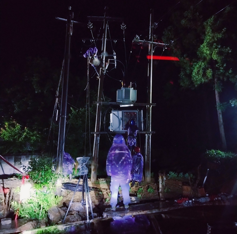 2、南方电网兴仁供电局工作人员冒雨对受雷击故障台区变压器进行更换复电 (5)