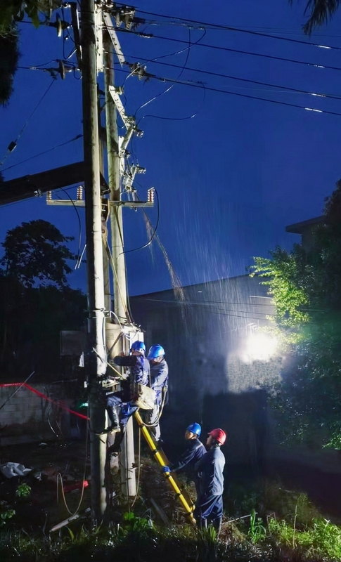 4、南方电网兴仁供电局工作人员冒雨对受雷击故障台区变压器进行更换复电。