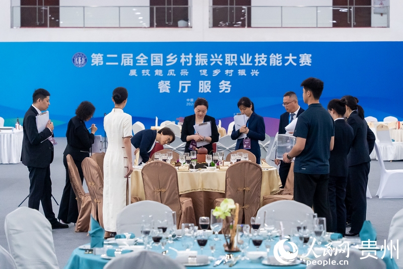 大赛餐厅服务赛项现场。人民网 涂敏 摄
