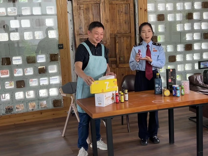经开区税费志愿服务团队参加刺梨汁直播带货，介绍刺梨汁的工艺、功效，助推金刺梨走向全国。张帆 摄.jpg