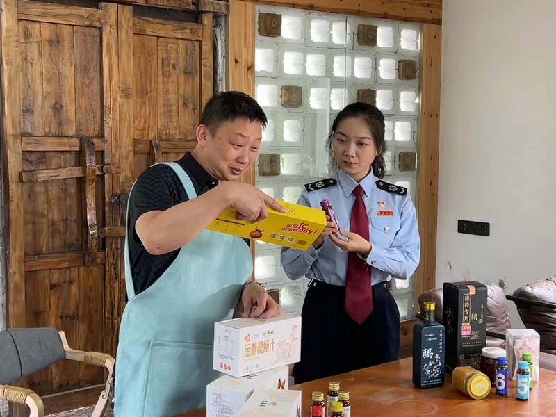 经开区税费志愿服务团队参加刺梨汁直播带货。张帆 摄.jpg