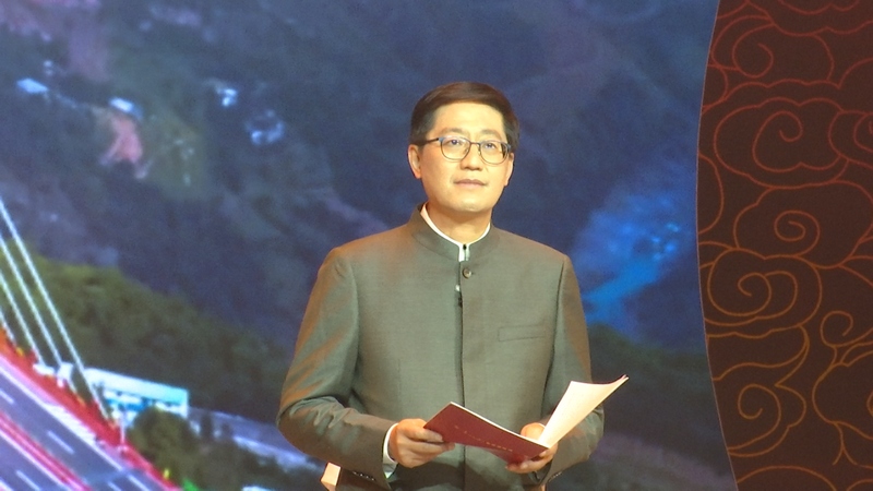 2.贵州省委教育工委副书记、省教育厅厅长邹联克授课。张家英 摄.jpg