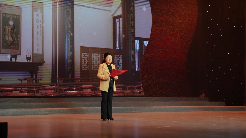 3.贵州大学党委书记杨未授课。张家英 摄.JPG