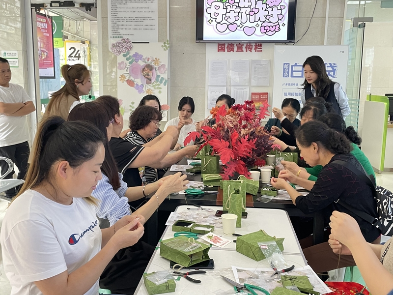 开展手工制作活动