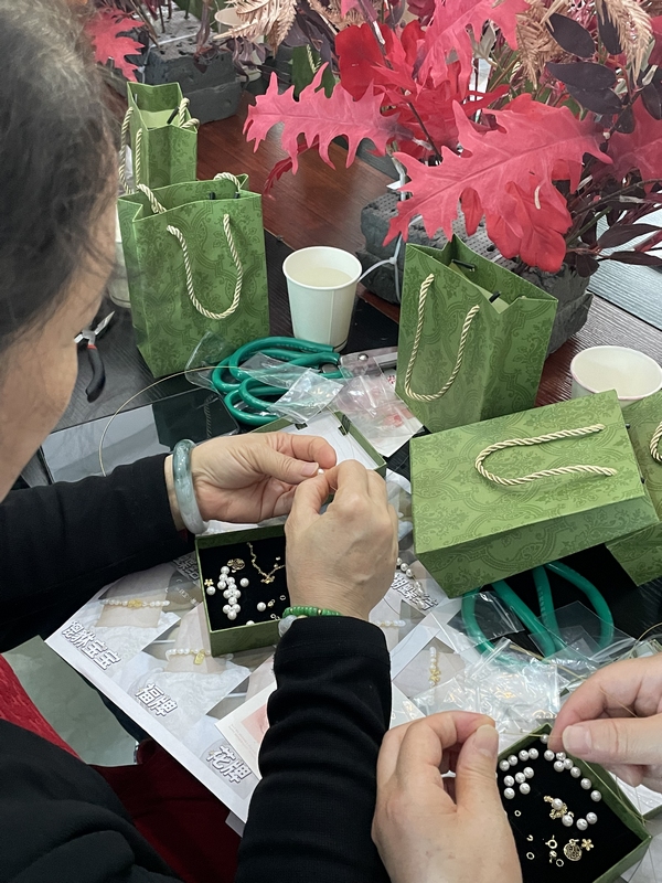 参加活动人员认真学习制作技巧