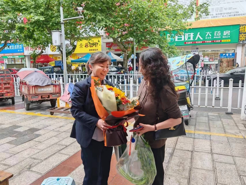 “送花使者”送花上门