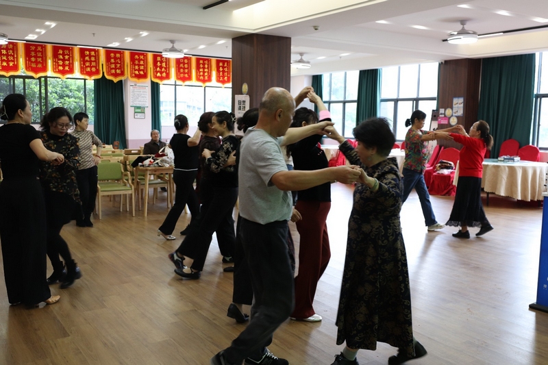 湖城社区老人在社区养老服务站跳交谊舞。刘麟摄