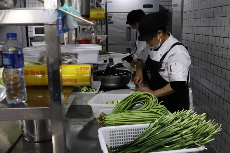 湖城社区养老服务站厨师正在准备食材。刘麟 摄