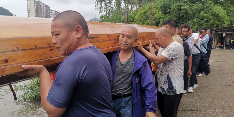 龙船下水备战端午。