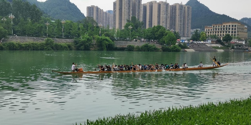 龙船下水备战端午。