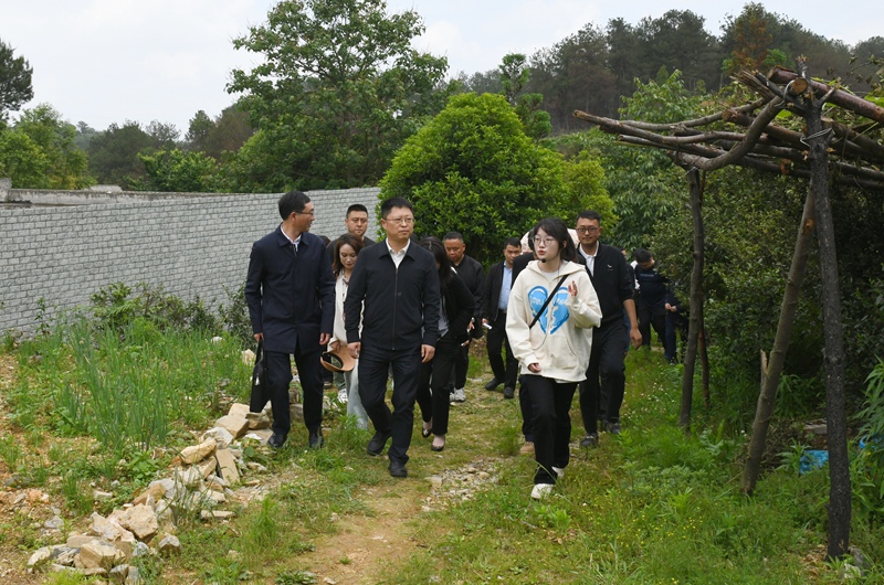 3 贵州财经大学把学科建设会开到了田间地头