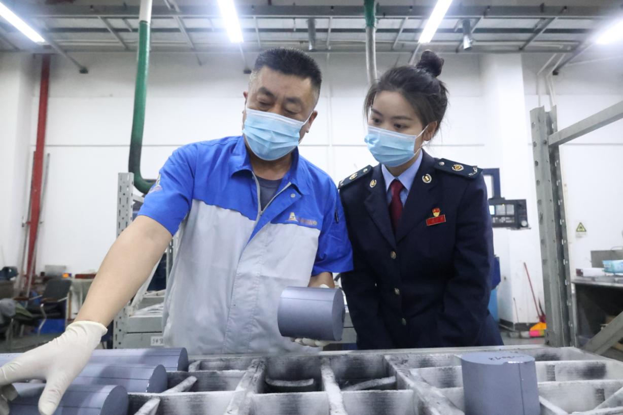 税务干部走进中科晶元信息材料有限公司生产车间了解企业生产材料情况。杨韦摄