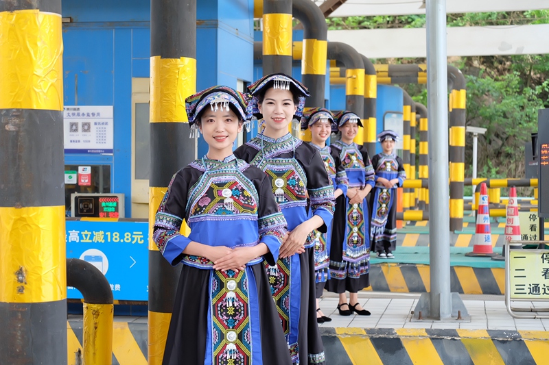 1、“四月八”民族节，贵州高速集团都匀营运中心情满高速路。