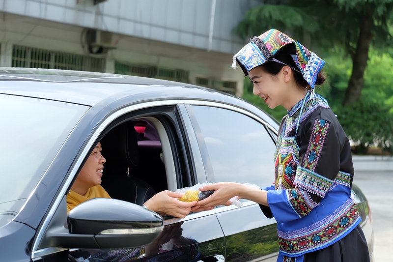 2、“四月八”民族节，贵州高速集团都匀营运中心情满高速路。