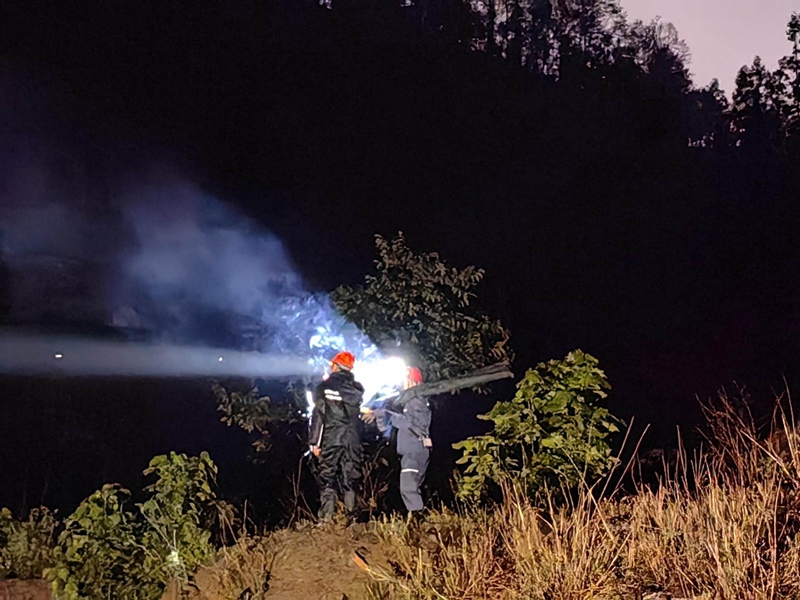 暴雨过后，普安供电局工作人员夜巡10千伏城红线。