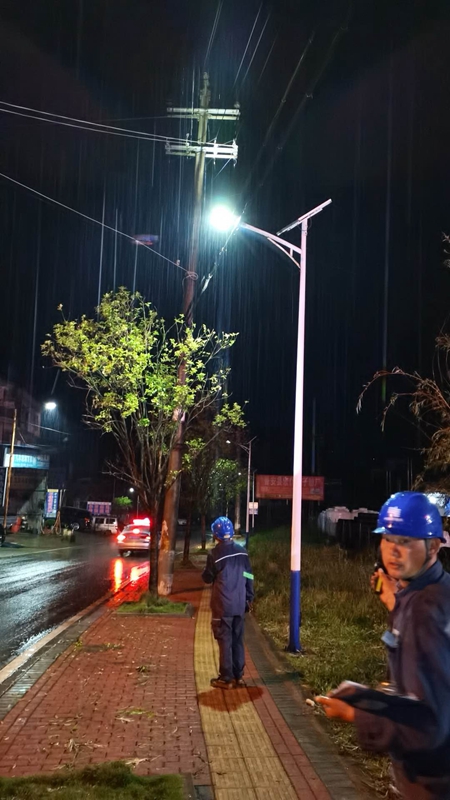 狂风暴雨突袭，普安供电局连夜抢修保供电