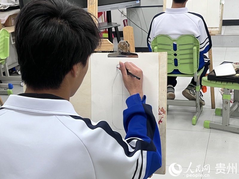 残障学生进行素描实训。人民网 陈洁泉.jpg