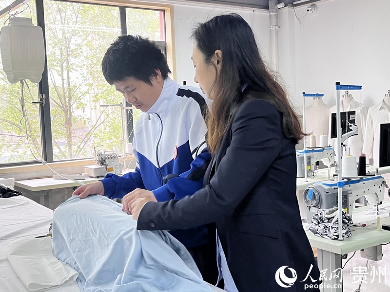 残障学生认真学习熨烫技巧。人民网 陈洁泉摄.jpg