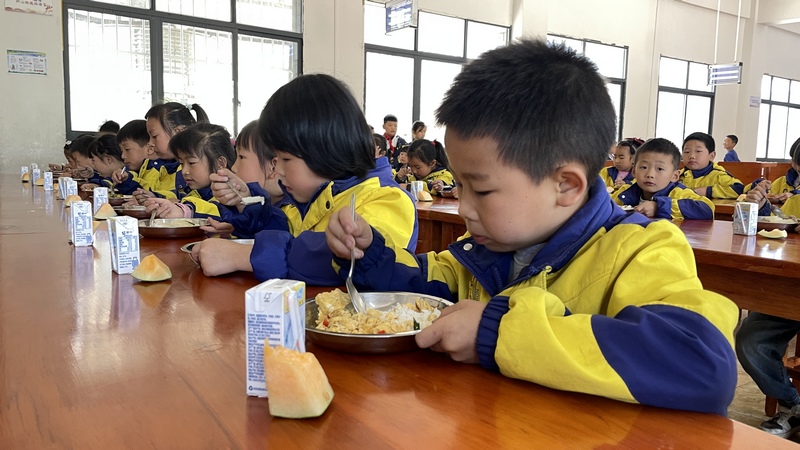 學生們在食堂有序用餐  攝影廖祝梅.jpg