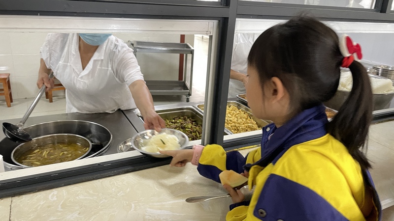 學生們正排隊打飯  攝影廖祝梅.jpg