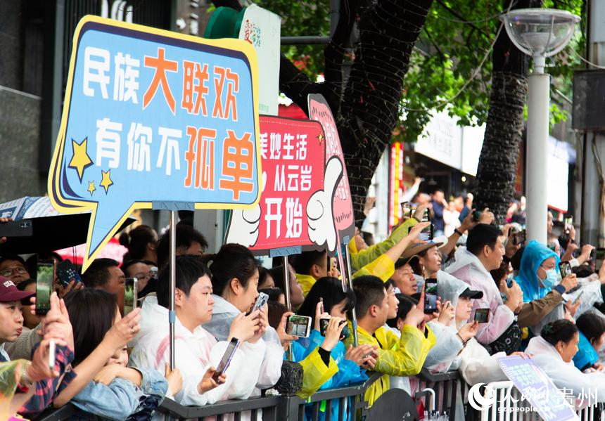 市民站在街道兩旁歡迎巡游隊伍。人民網記者 高華攝