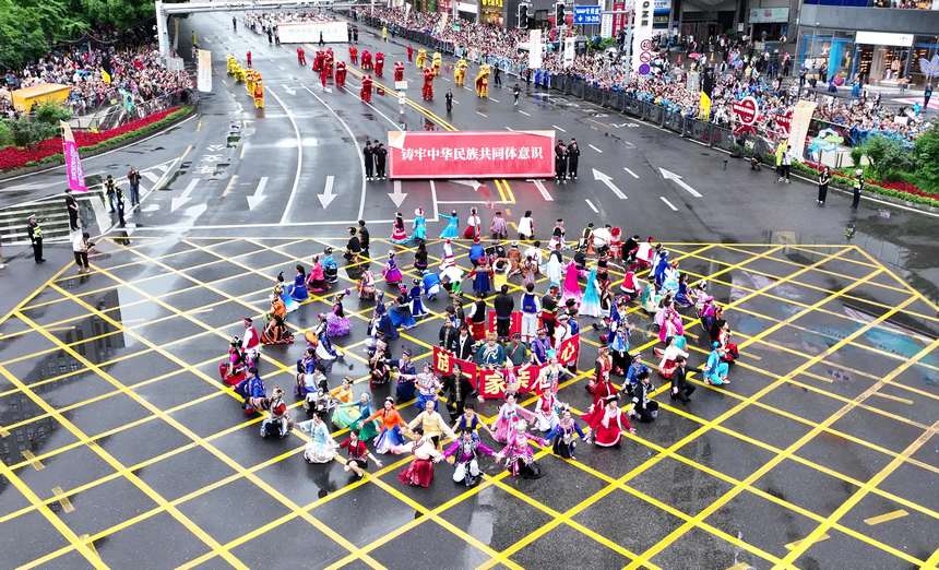 此次巡游途径贵阳市中心城区。图片由贵阳日报提供