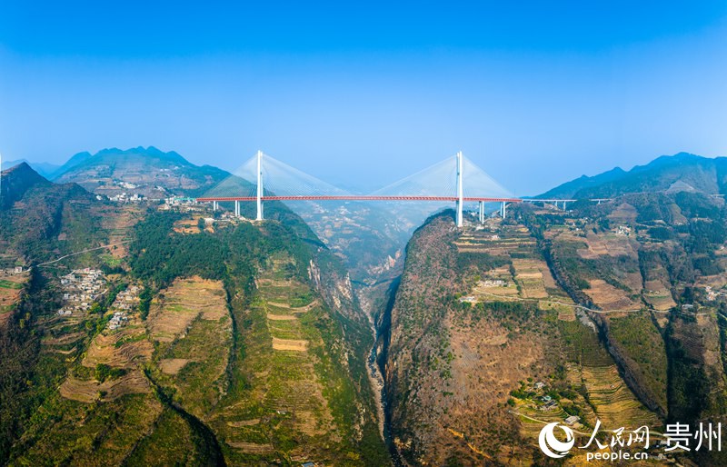 航拍世界第一高桥北盘江大桥。人民网记者 涂敏摄