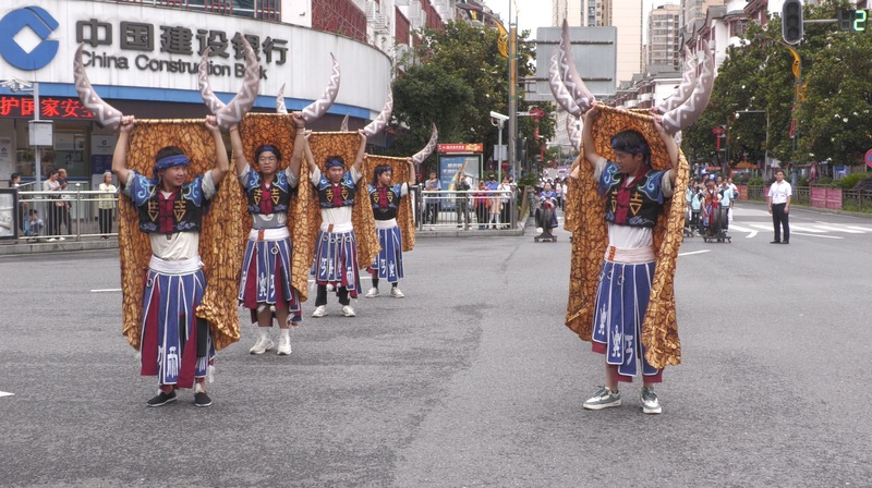 学生现场表演。