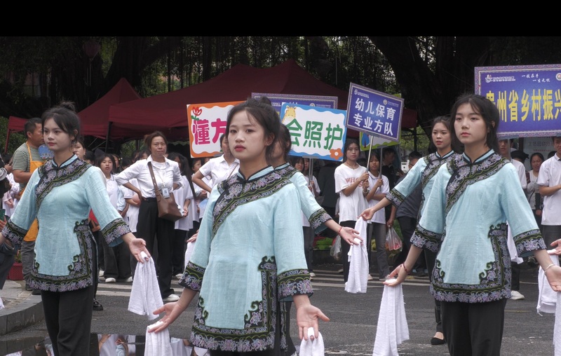 学生现场表演。