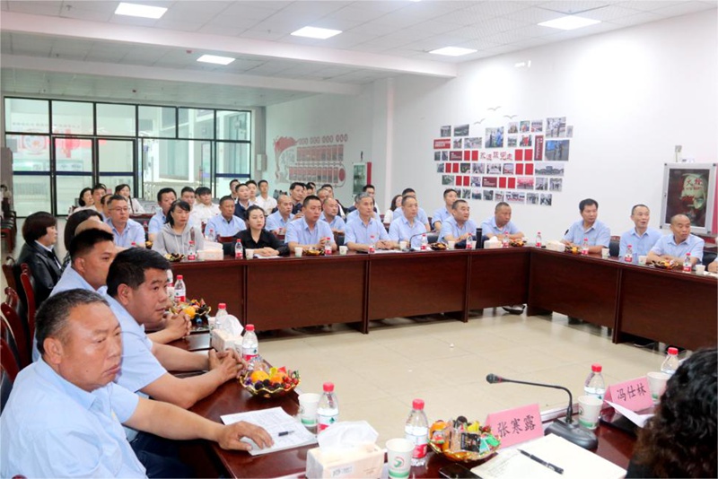 5月20日,习水县举办以“情满公交•与爱同行”为主题的第六个“520公交驾驶员关爱日”系列活动,座谈交流会现场。