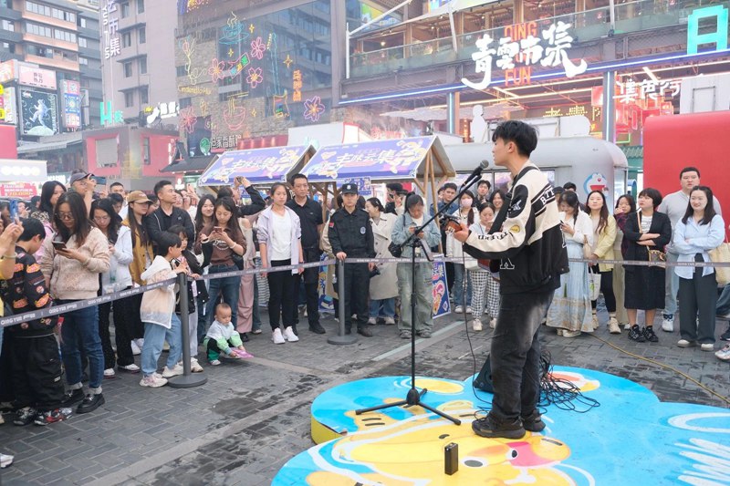 人气火爆的青云路。