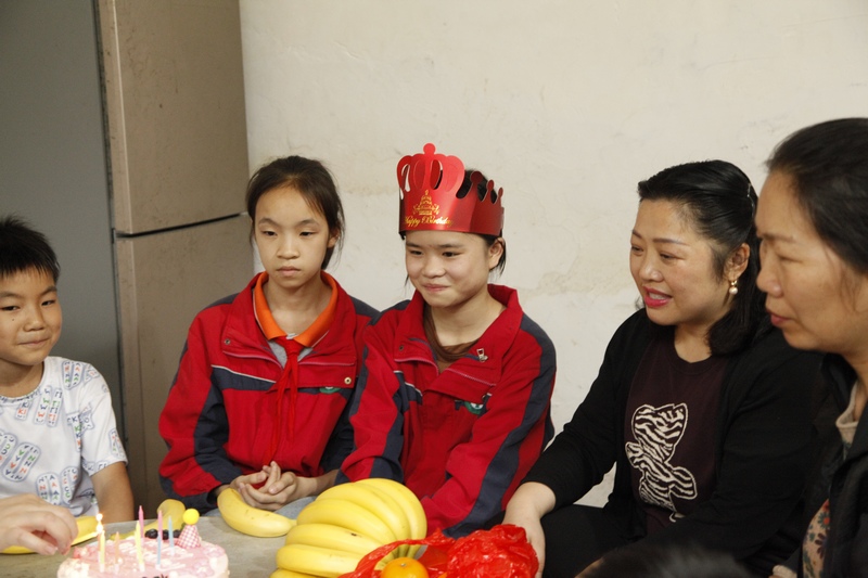 “爱心妈妈”为小嬉举办了一个温馨的生日派对。