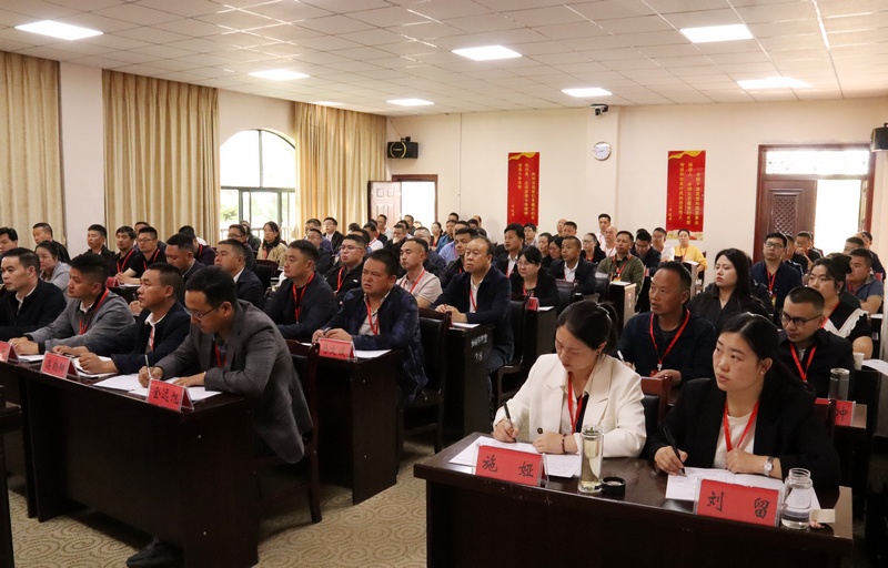  On May 20, the opening students of the refresher class for township level leading cadres in Hezhang County listened carefully. Photographed by Hu Yan