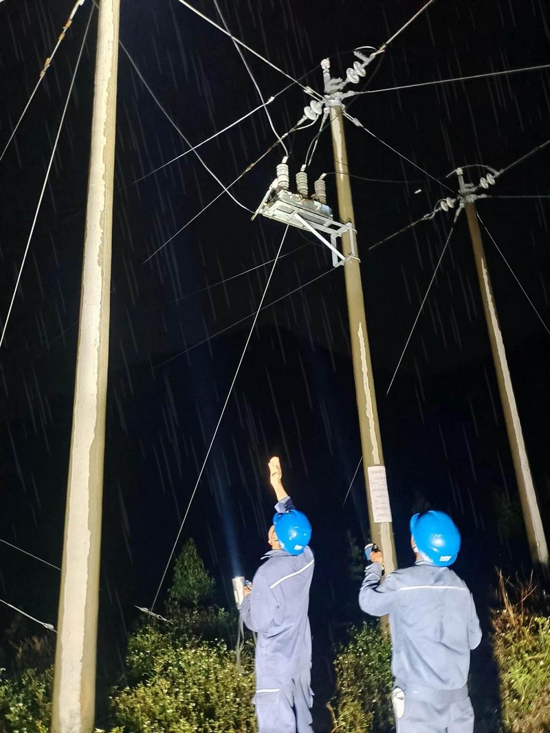 在夜间雷雨天气,南方电网册亨供电局工作人员对故障设备线路开展特巡特检工作。