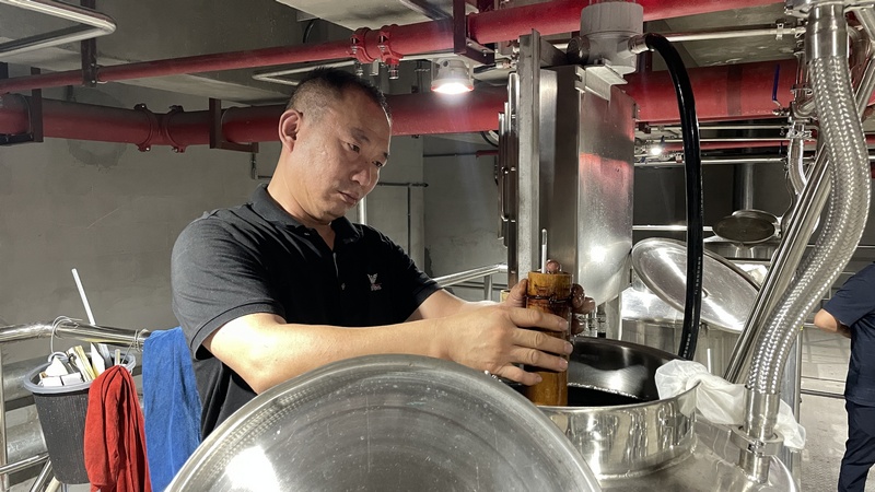  The master of Jinpai Liquor Industry is measuring the alcohol. Photographed by Liao Zhumei