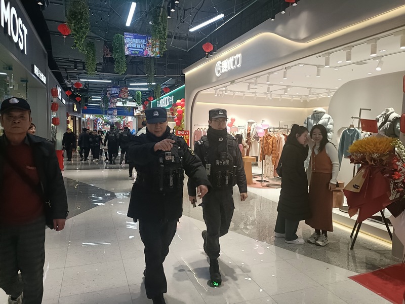 余进和队友为外地游客寻找丢失的行李箱。