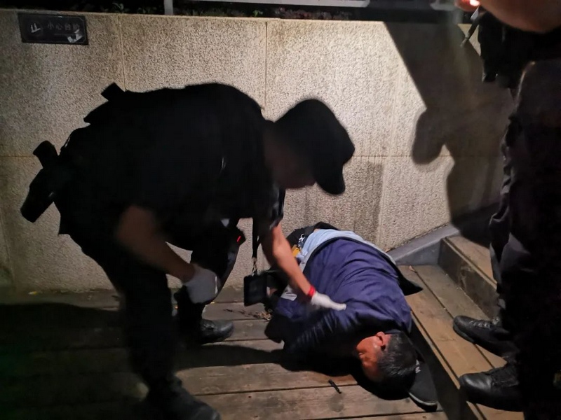 余进救助身患疾病的男子。