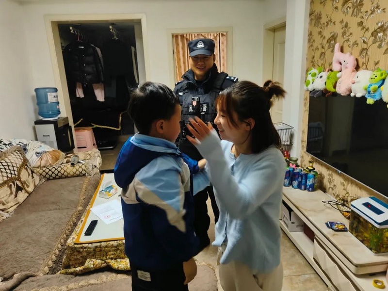 余进将走失男孩送回家人身边。