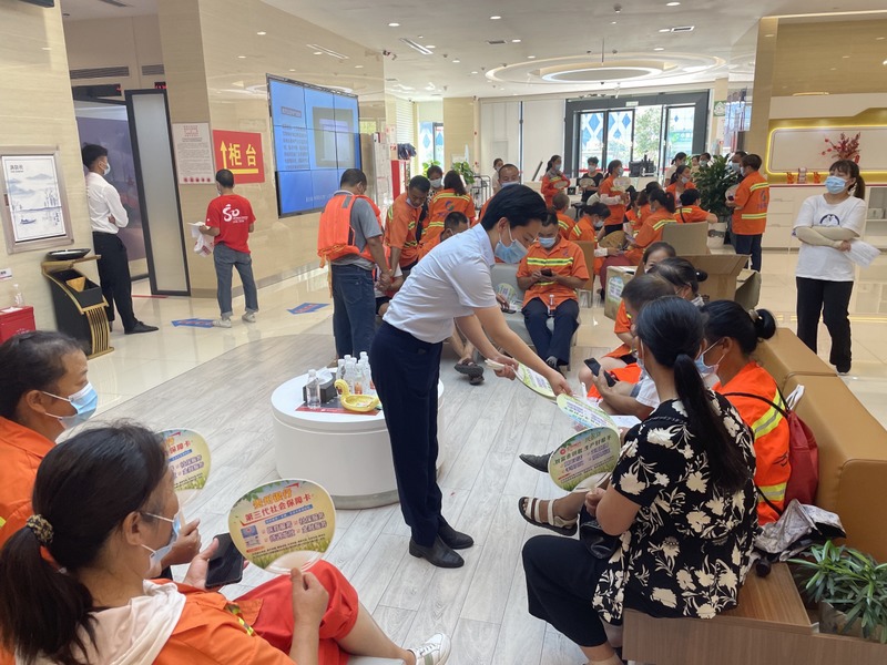 吴卉向市民发放如何预防电信诈骗宣传单。