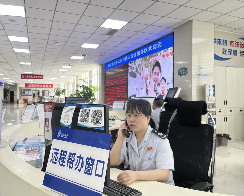  In order to improve the quality of tax service and enrich the service content of "remote assistance", the tax system of Anshun City has shortened the tax distance from face-to-face to "fingertip" to "fingertip". Photographed by Zhang Liling