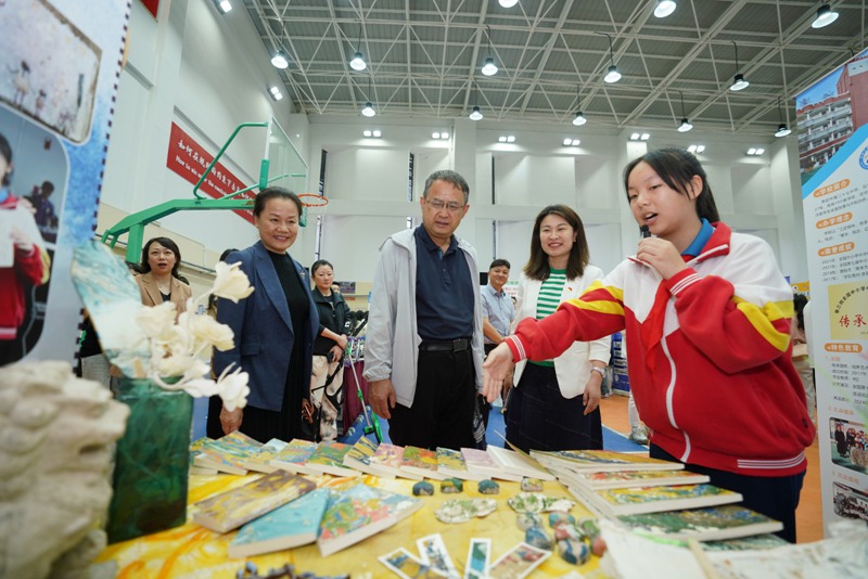 图片1专家组一行