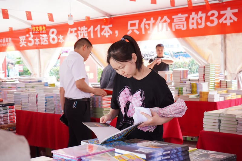 正在選購圖書的市民。黃源匯攝