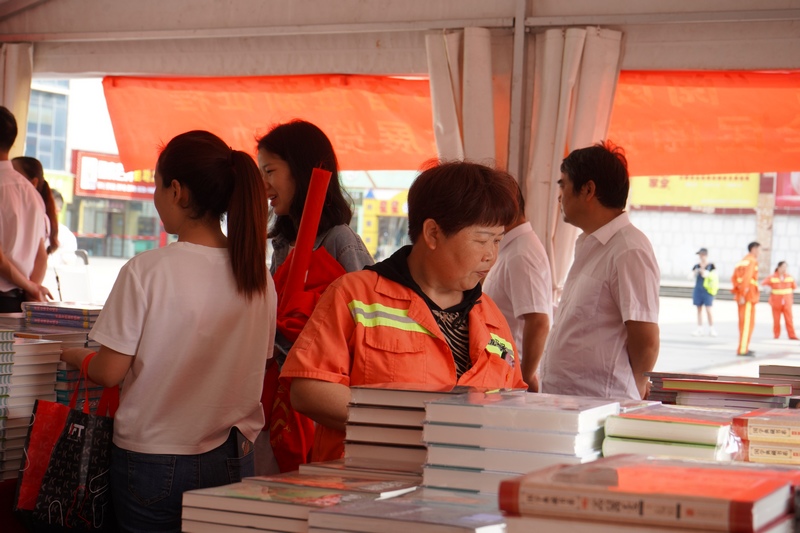 正在選購圖書的市民。黃源匯攝