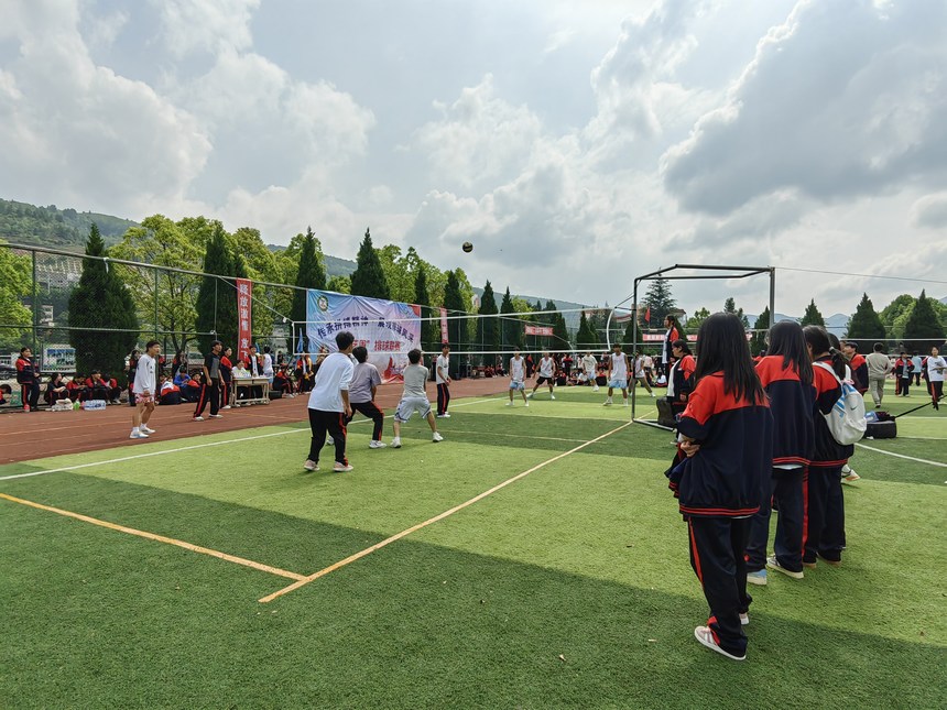 5月21日，赫章縣野馬川中學開展“體藝周”排球聯賽文藝表演。王永勝攝