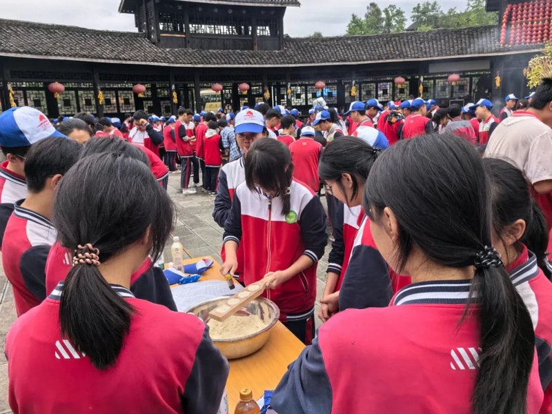 研学团队体验仡佬美食酥食制作。 陈西南 摄 