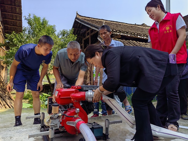 群众参与消防器材实操。