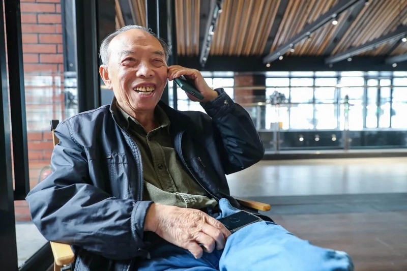 胡铸和老同事通话，大家都很高兴。