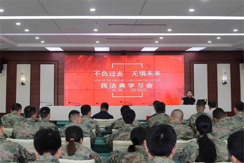 送法进军营 法润鱼水情。